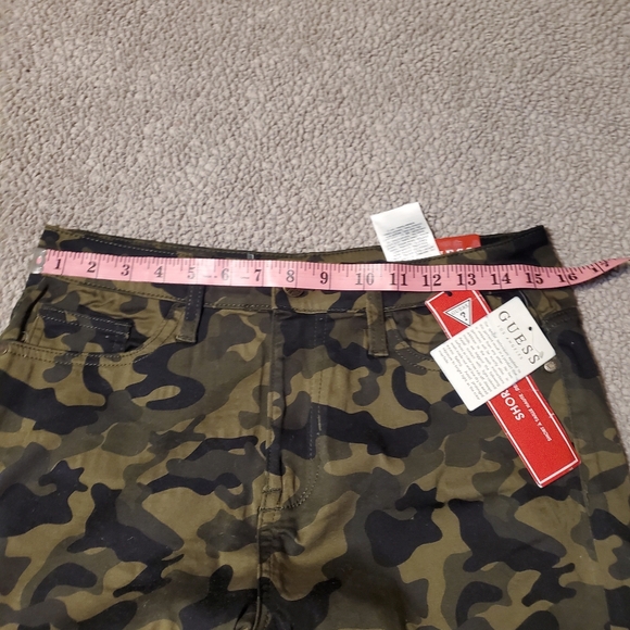 Guess Clementine HR Cuffed Stretch Shorts Brooks Camouflage Juniors Sz 32 NWT - Picture 3 of 7